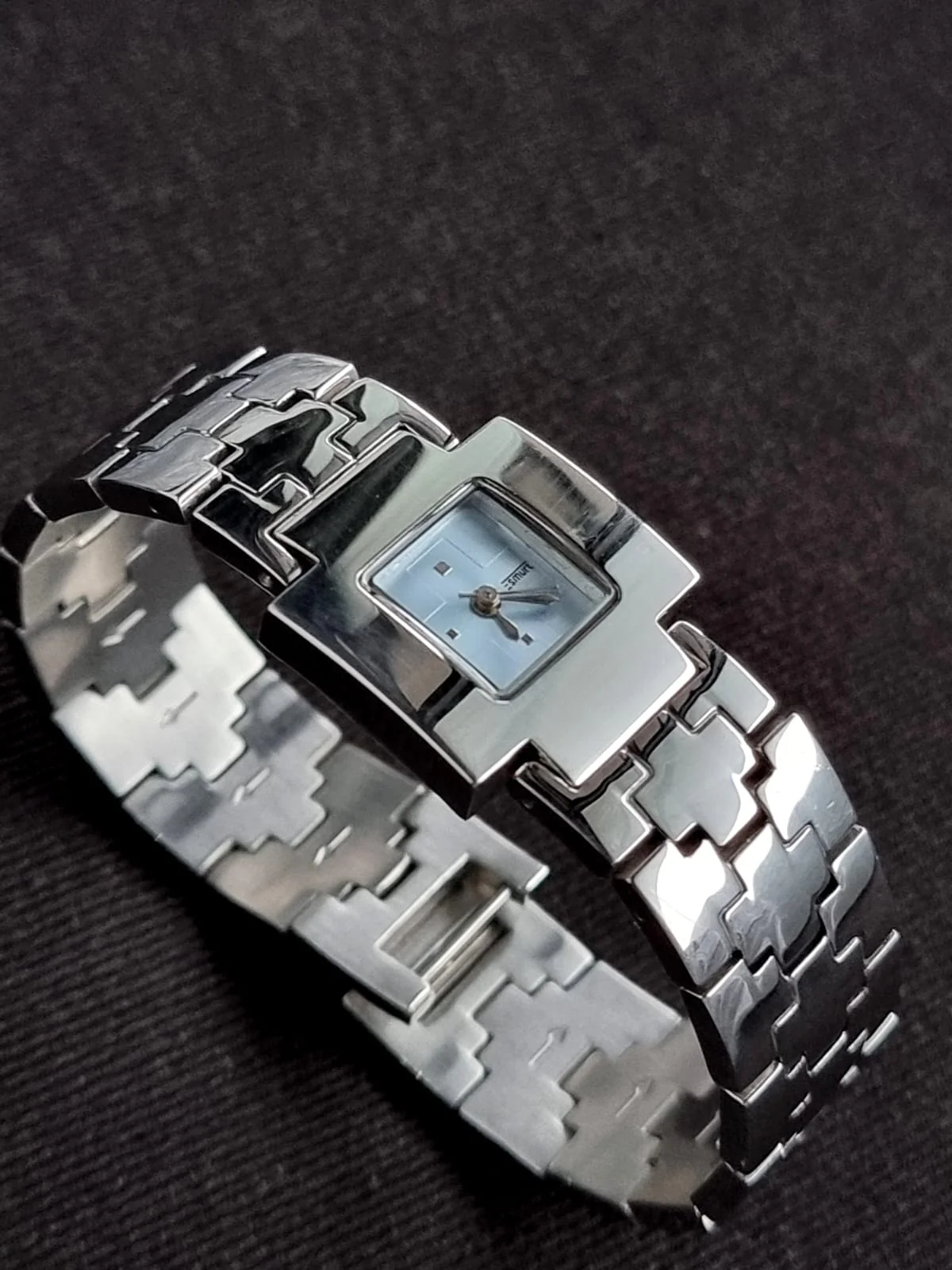 Emsurt Ladies Watch Silver Casing Quartz Watch - Image 3