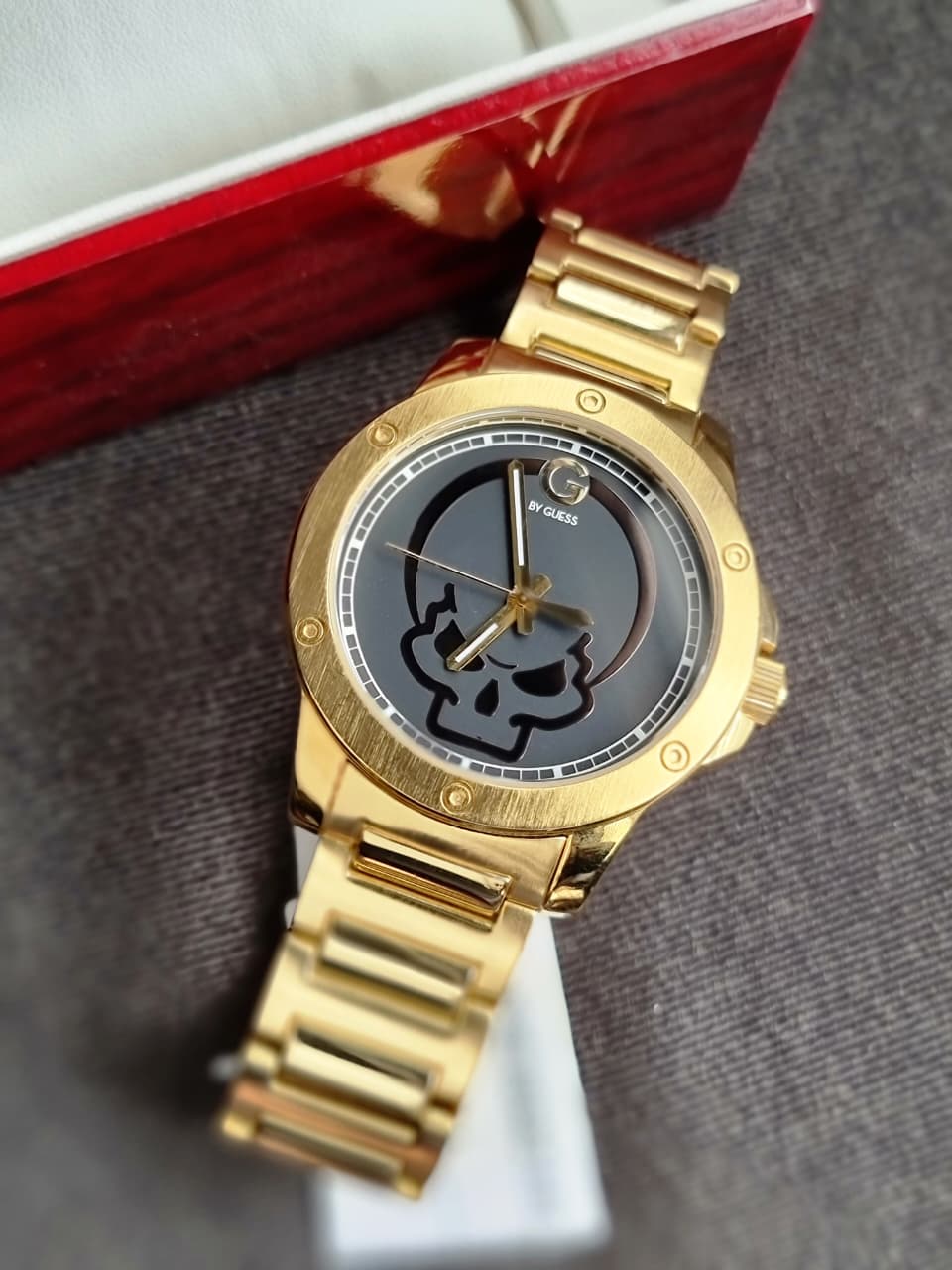 G By Guess Gents Watch Golden Casing Quartz Watch (8/10 Condition ) - Image 3