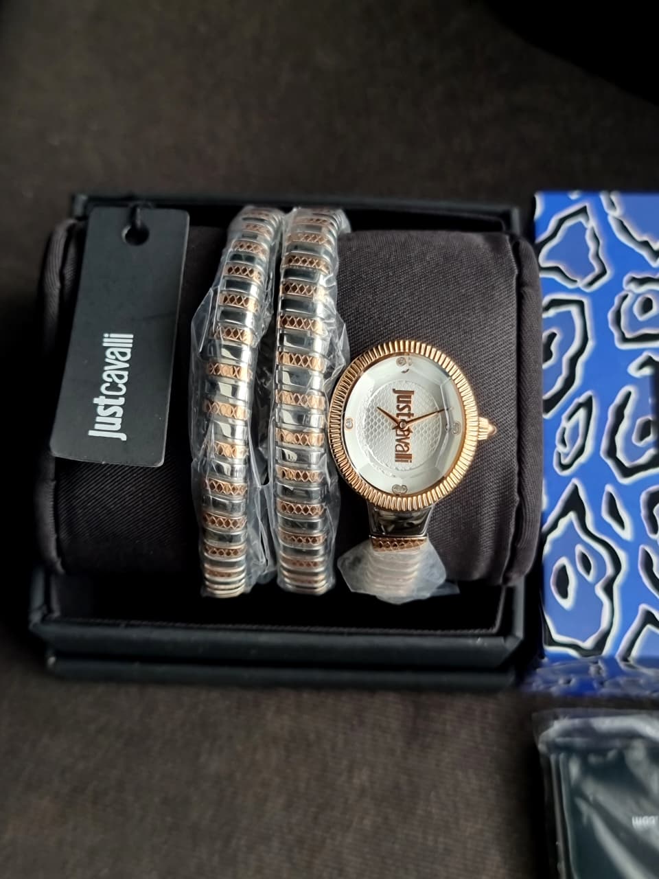 JUST CAVALLI JC1L268M0065 WOMEN ANALOG WATCH | GOLD STAINLESS STEEL STRAP | BLACK DIAL | QUARTZ - Image 4