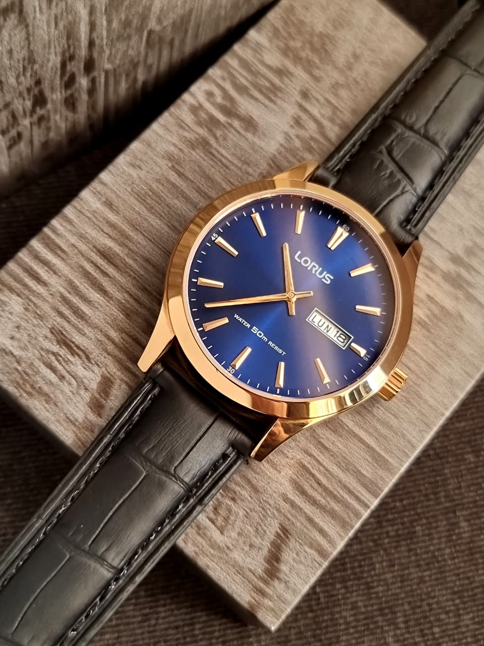 Lorus Sub Brand Of Seiko Gents Watch Blue Dial 40mm Golden Casing Quartz Watch - Image 3