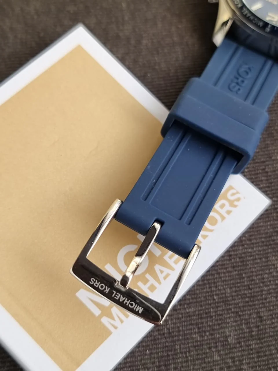 MICHAEL KORS OUTLET Oversized Berkley Silver-Tone and Embossed Silicone Watch - Image 2