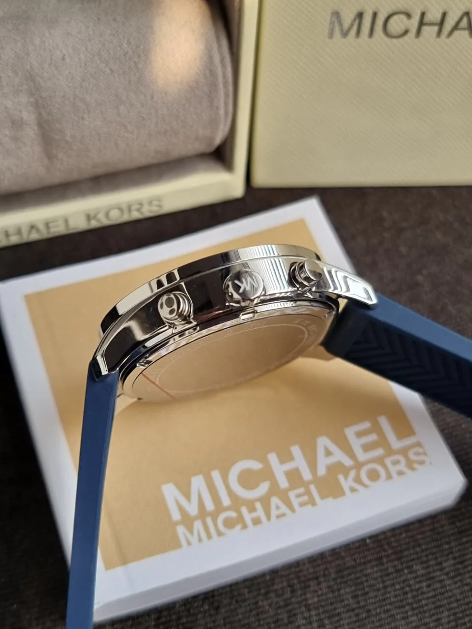 MICHAEL KORS OUTLET Oversized Berkley Silver-Tone and Embossed Silicone Watch - Image 3