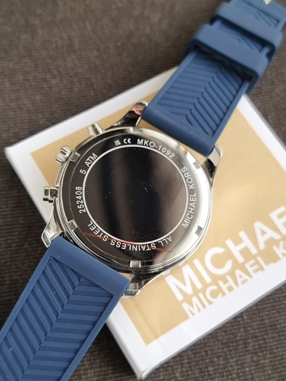 MICHAEL KORS OUTLET Oversized Berkley Silver-Tone and Embossed Silicone Watch - Image 4