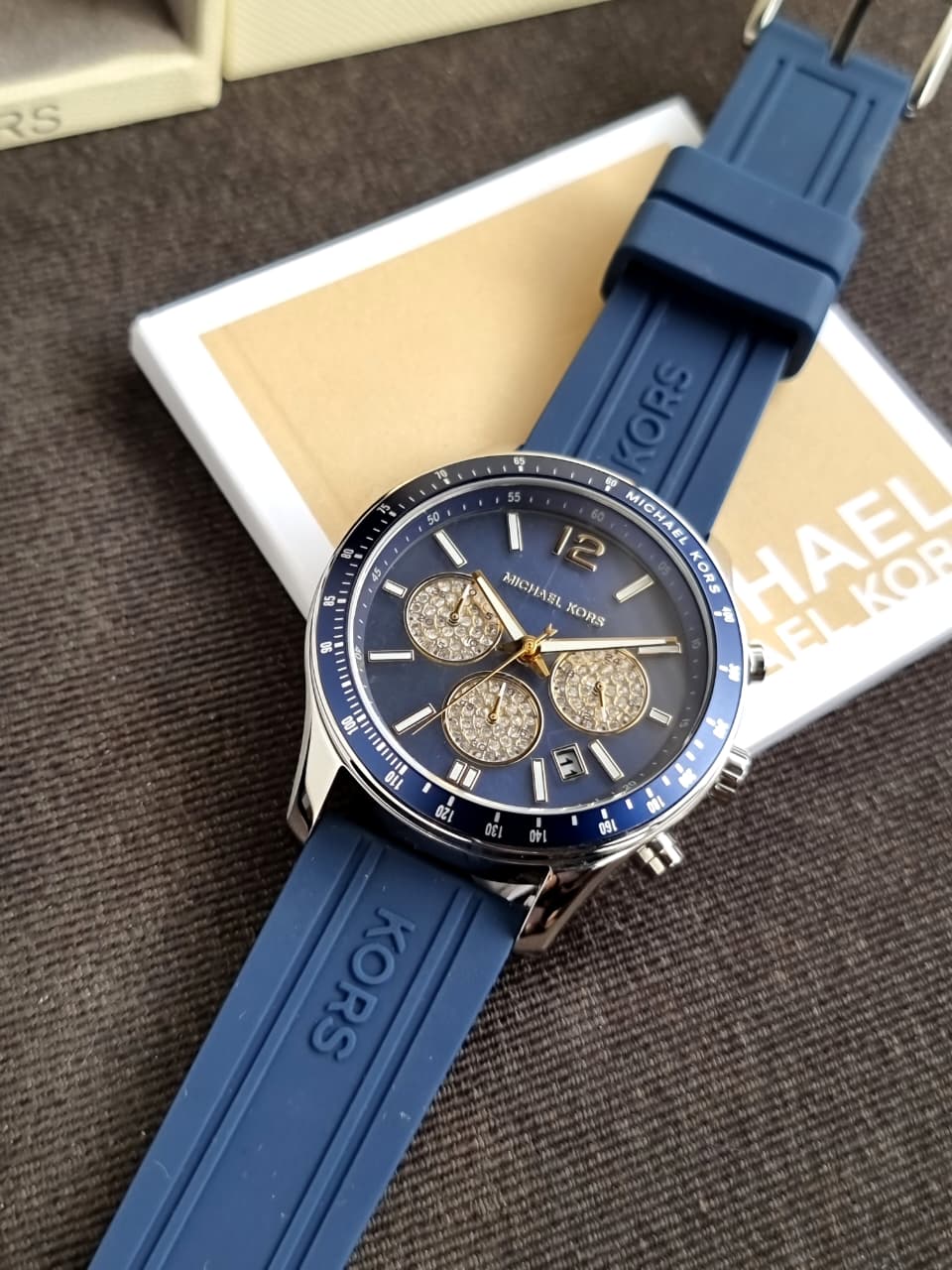 MICHAEL KORS OUTLET Oversized Berkley Silver-Tone and Embossed Silicone Watch - Image 5