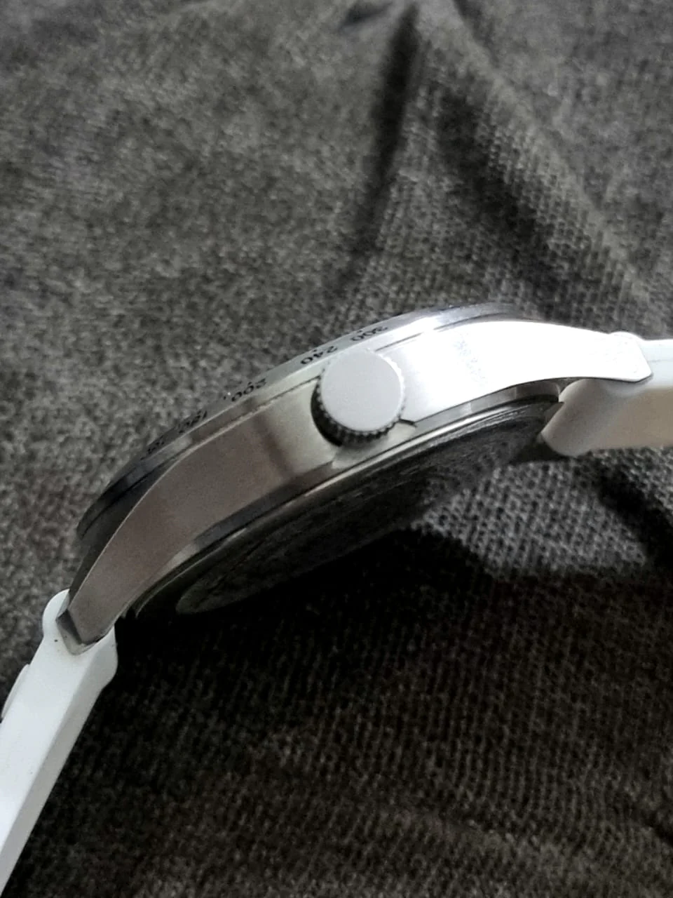Superdry Gents Stainless Steel Sports Watch with White Strap syg111w - Image 4