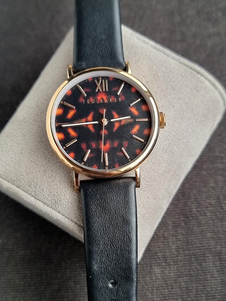 Ted baker Ladies Watch golden casing Quartz Watch - Image 3
