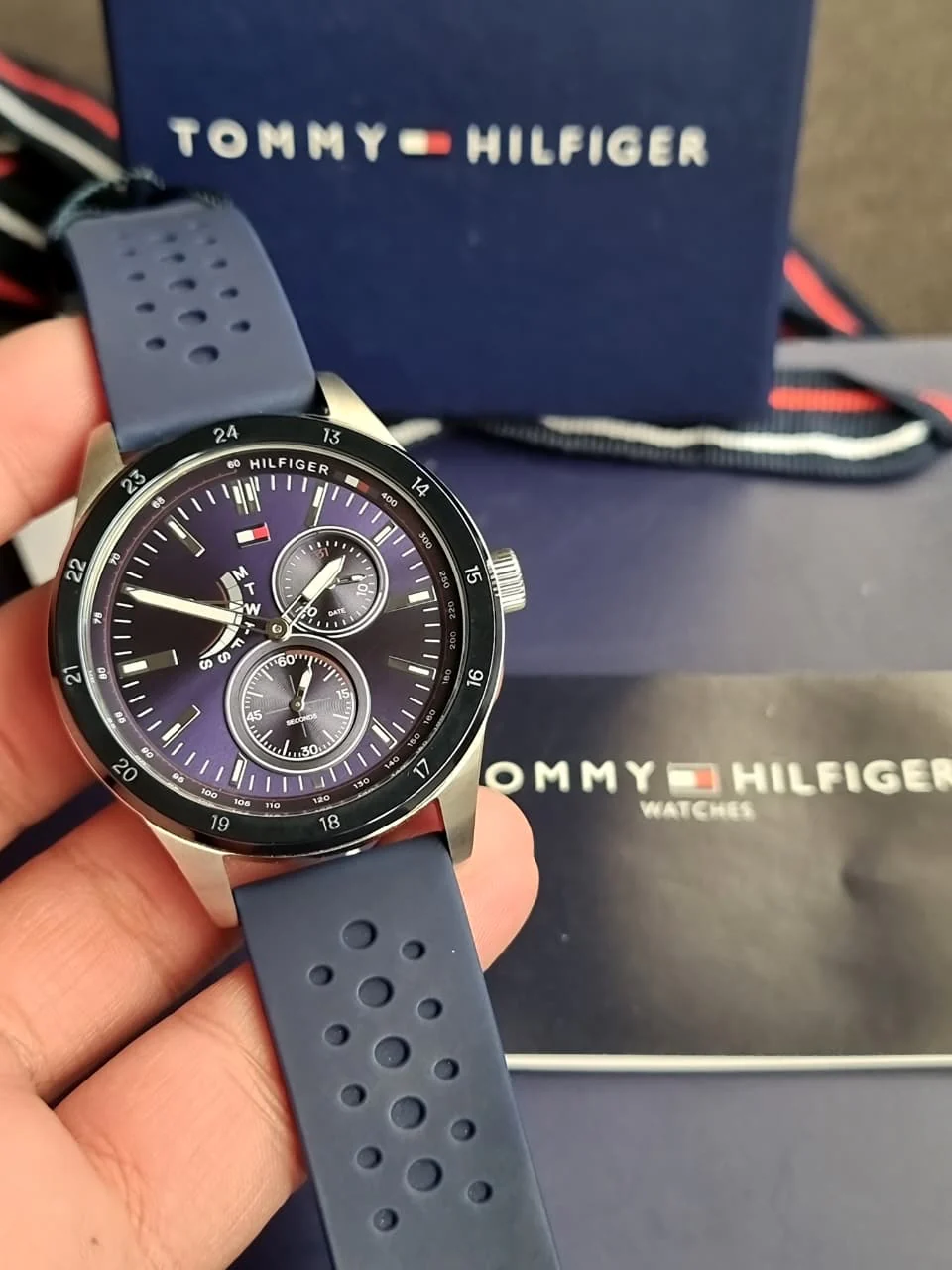 Tommy Hilfiger Men’s Quartz Blue Silicone Strap Blue Dial 44mm Watch 1791635 - Image 3