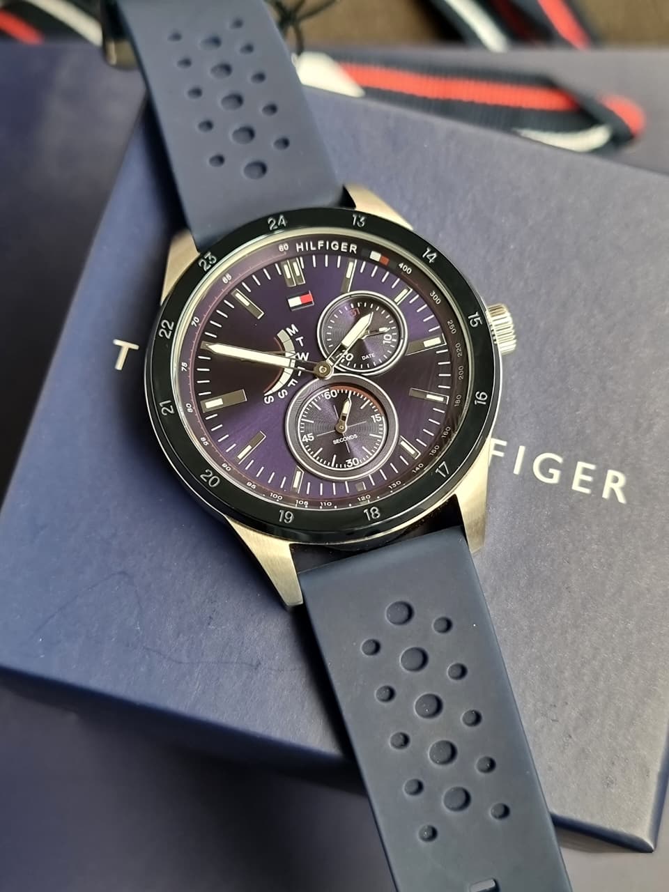 Tommy Hilfiger Men’s Quartz Blue Silicone Strap Blue Dial 44mm Watch 1791635 - Image 4