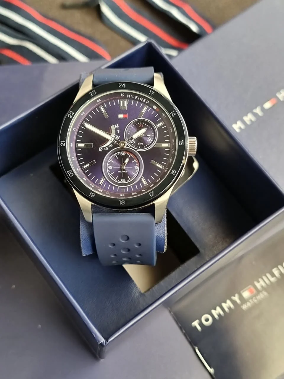 Tommy Hilfiger Men’s Quartz Blue Silicone Strap Blue Dial 44mm Watch 1791635 - Image 6